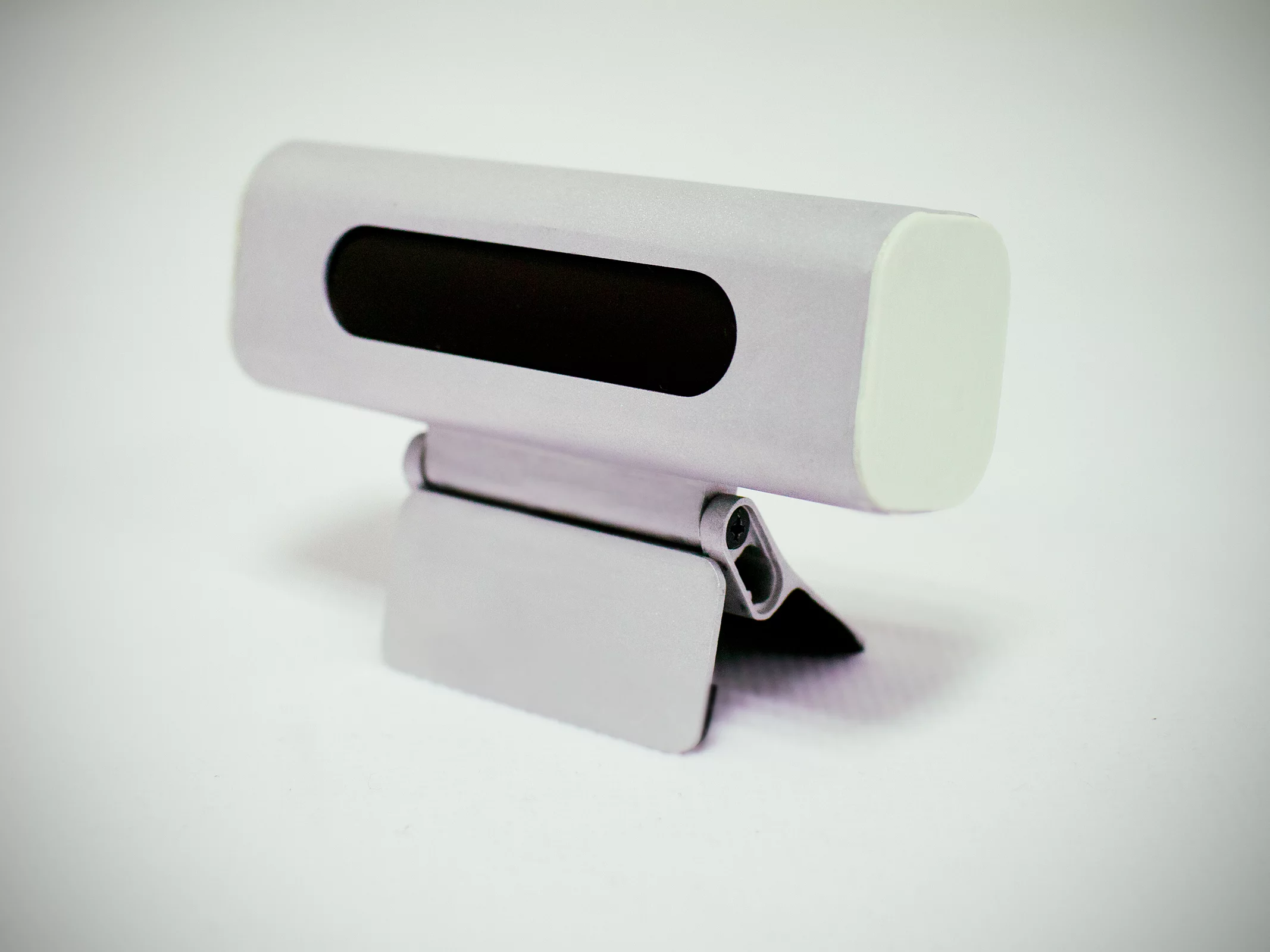The clamp mechanism benefits from rubber padding on the inner surfaces of the clips, and folds flat for placement on a desk