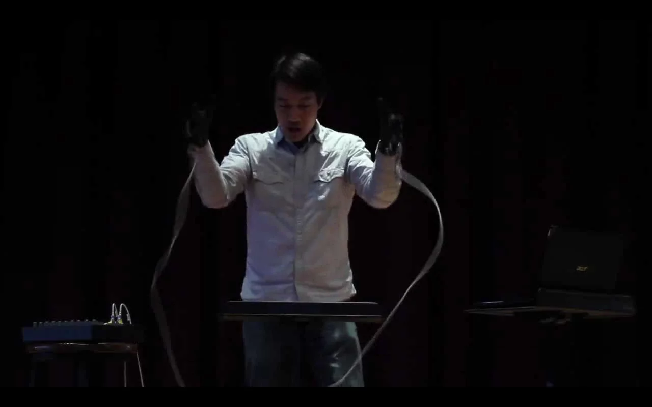 Aura uses a small base to create a magnetic field and magnetic sensors attached to the player's hands with specially-designed gloves