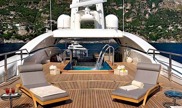 Flying bridge pool, M/Y Numptia