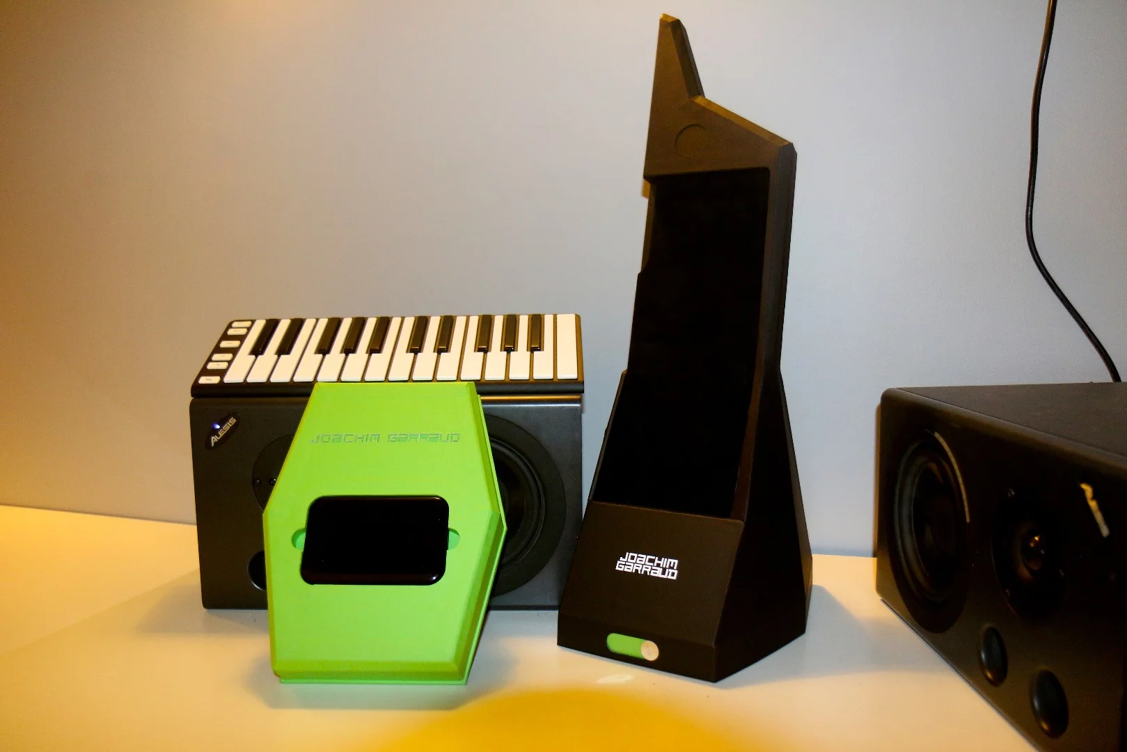 The limited edition Producer comes with a 1 TB hard drive jam-packed with music production tools, tutorial videos by Joachim Garraud and a CME XKey USB keyboard