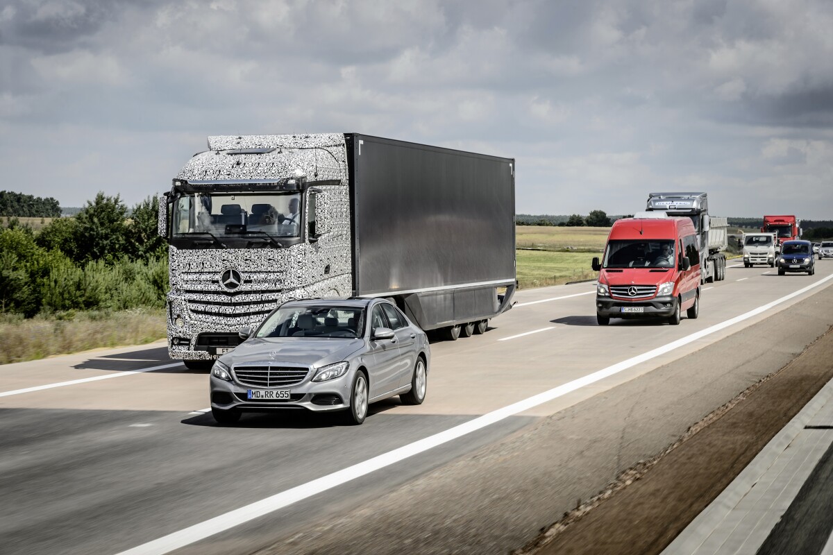 Daimler Future Truck 2025 completes first autonomous highway run