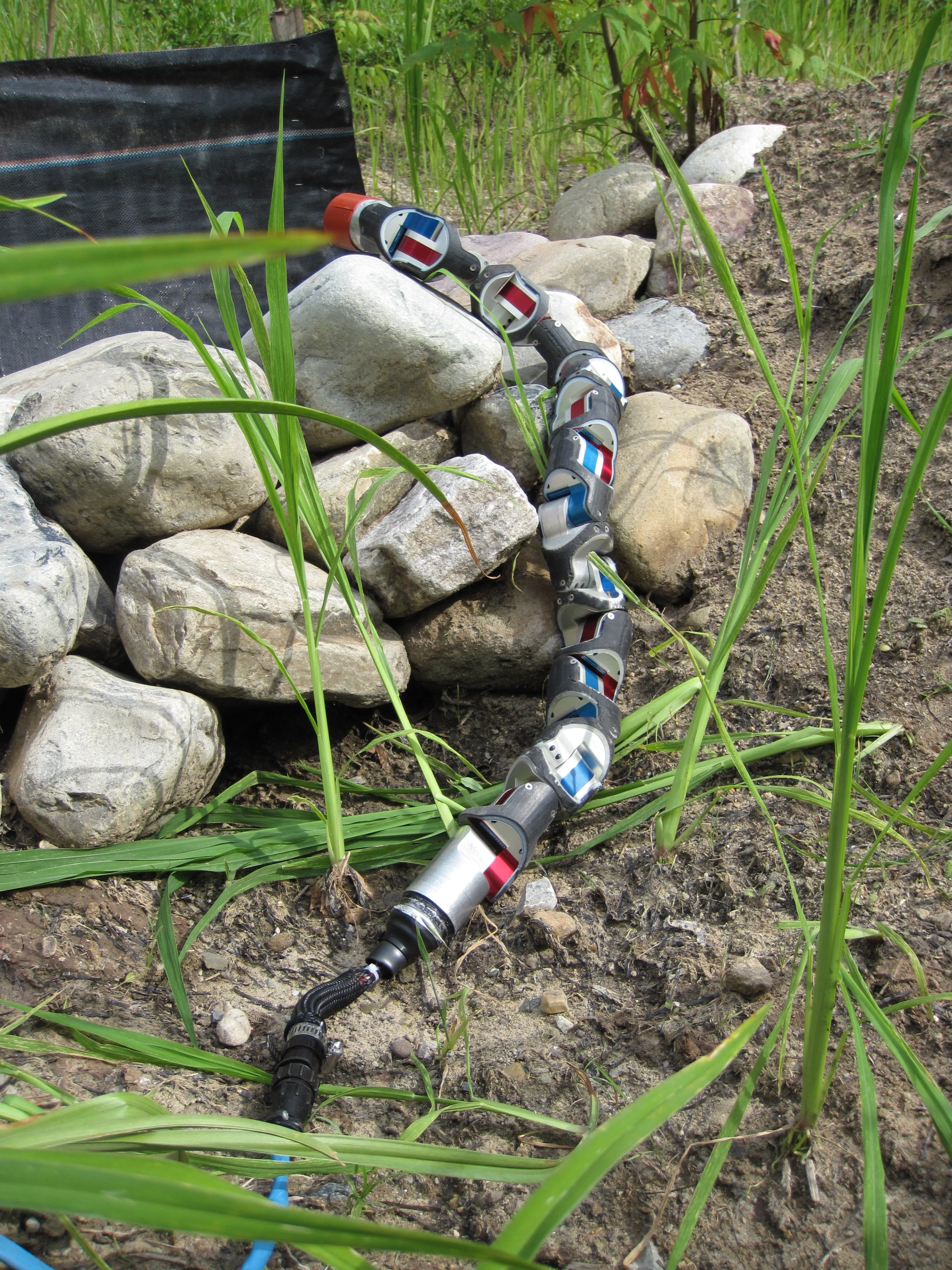 The modular snake robot can easily crawl over debris