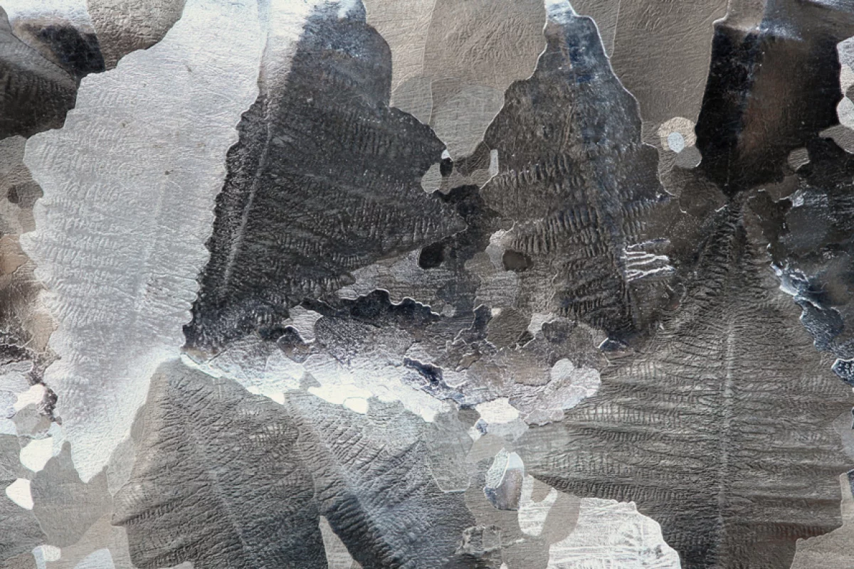 Surface etched aluminum bar (Image: Alchemist-hp)