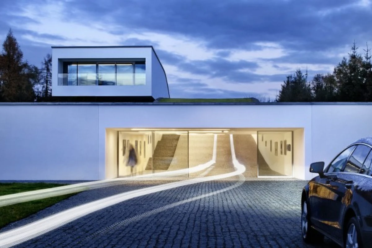 Autofamily House bears more than a little resemblance to a suburban version of Batman's Batcave (Photo: Juliusz Sokołowski)