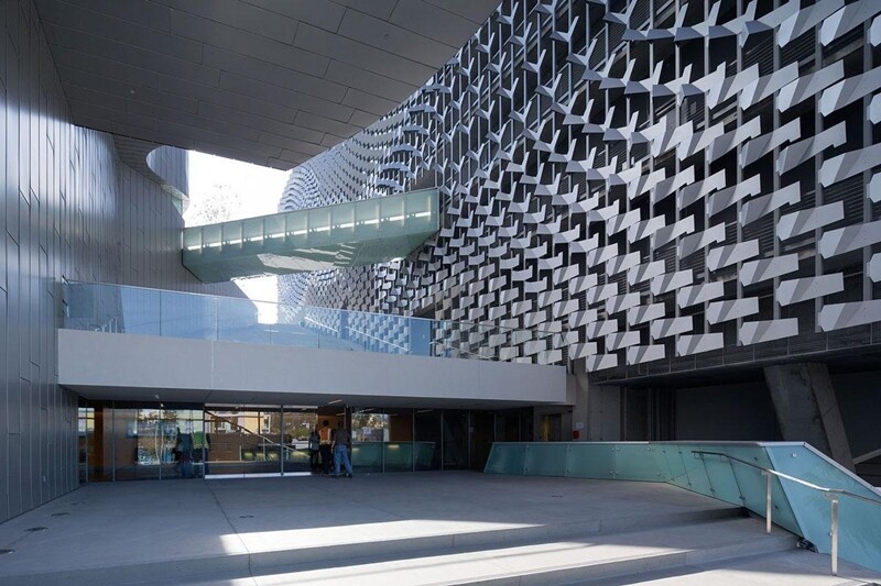 An "undulating metal scrim" on the inside wall of each tower hides their staircases and walkways (Photo: Iwan Baan)