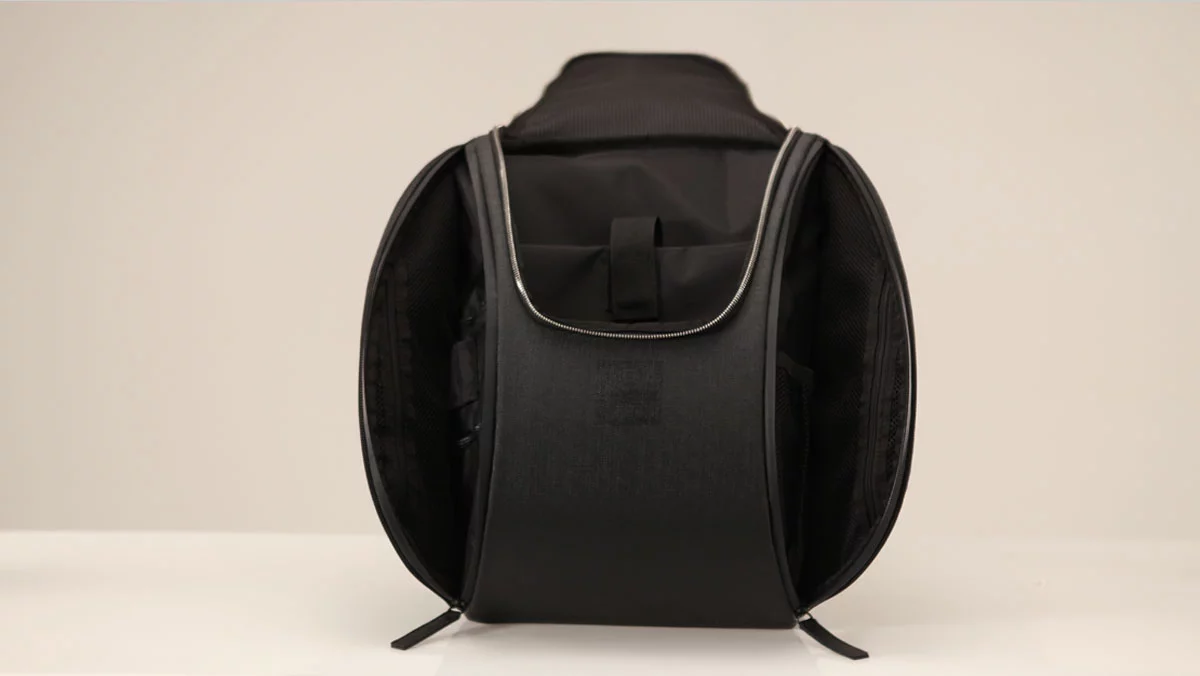 The SEIL bag includes five inner pockets with a total capacity of 25 liters