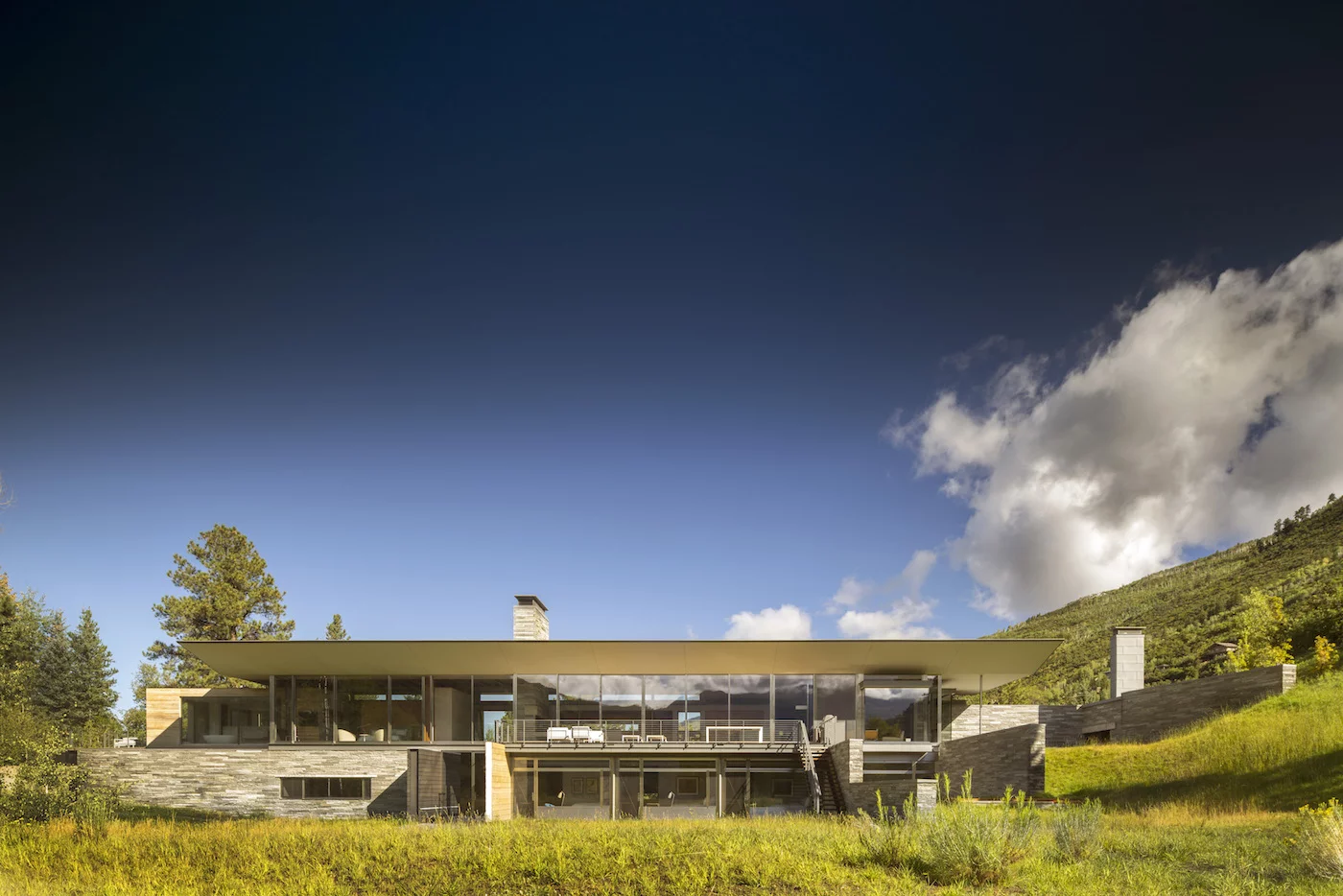 Independence Pass Residence, by Bohlin Cywinski Jackson, is based in Aspen, Colorado, and was conceived as a floating pavilion with continuous interior views end to end on the upper level