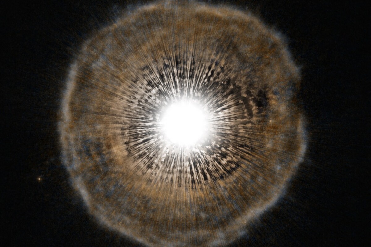 The star U Camelopardalis pulses out a shroud of dust and gas – a similar process to what astronomers have observed coming from the red giant T Ursae Minoris