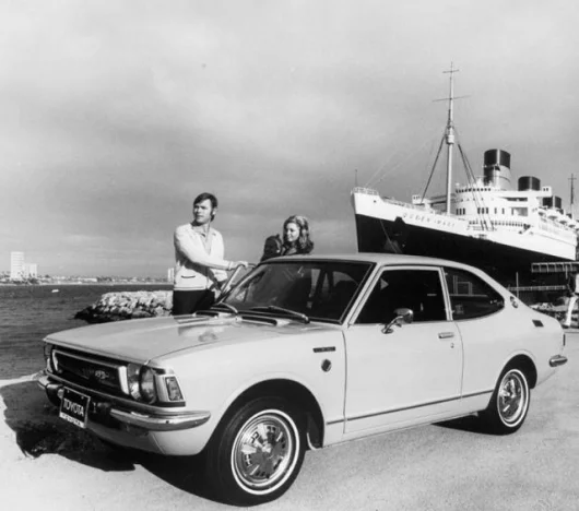 1972 Corolla 1600 Fastback - woograin steering wheel, four-on-the-floor, whitewall tyres, fully reclining front seats, front disk brakes and an electric rear window defroster were all standard features