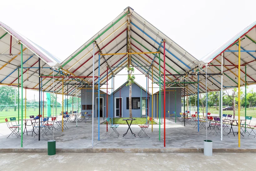 A 500 l (132 US gallon) rainwater collection tank is also integrated into the building's roof