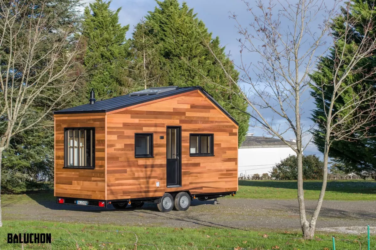 Tiny House Nottingham is based on a double-axle trailer and finished in cedar