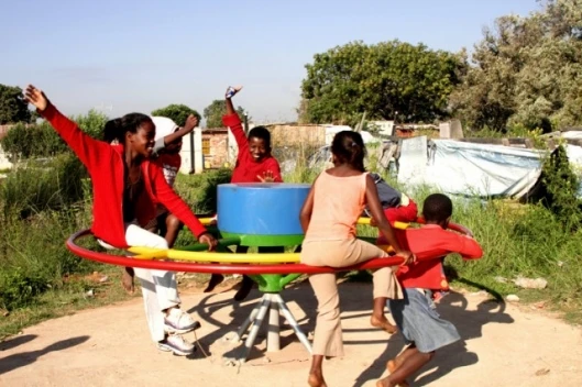 The Playpump is capable of producing up to 1,400 liters of water per hour at 16 rpm from a depth of 40 meters, and it is effective up to a depth of 100 meters.
