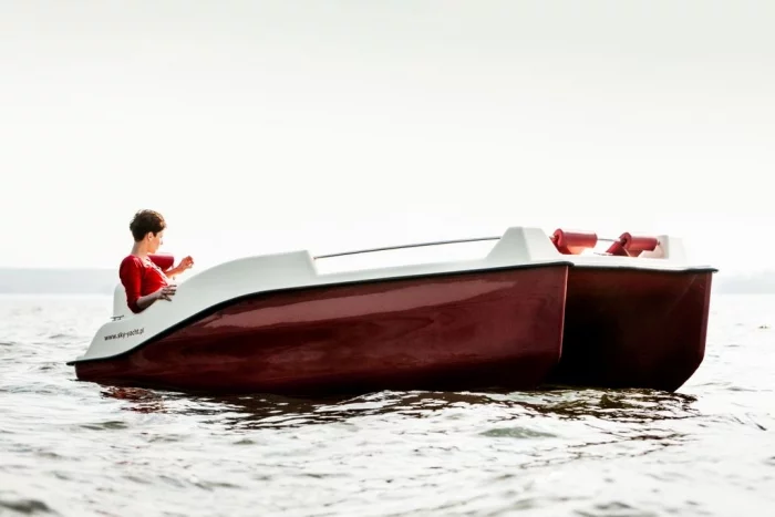 The Joyboat tips the scales at 390 kg (860 lb), and is 4.28 meters (14 ft) long by 2.17 meters (7 ft) wide