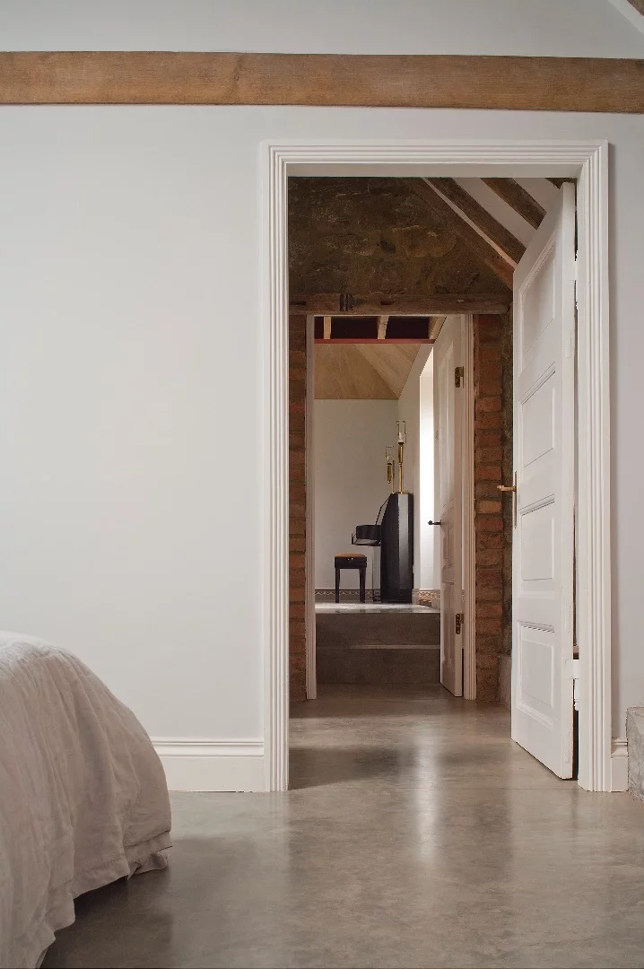 The interior measures a total floorspace of 213 sq m (2,292 sq ft)
