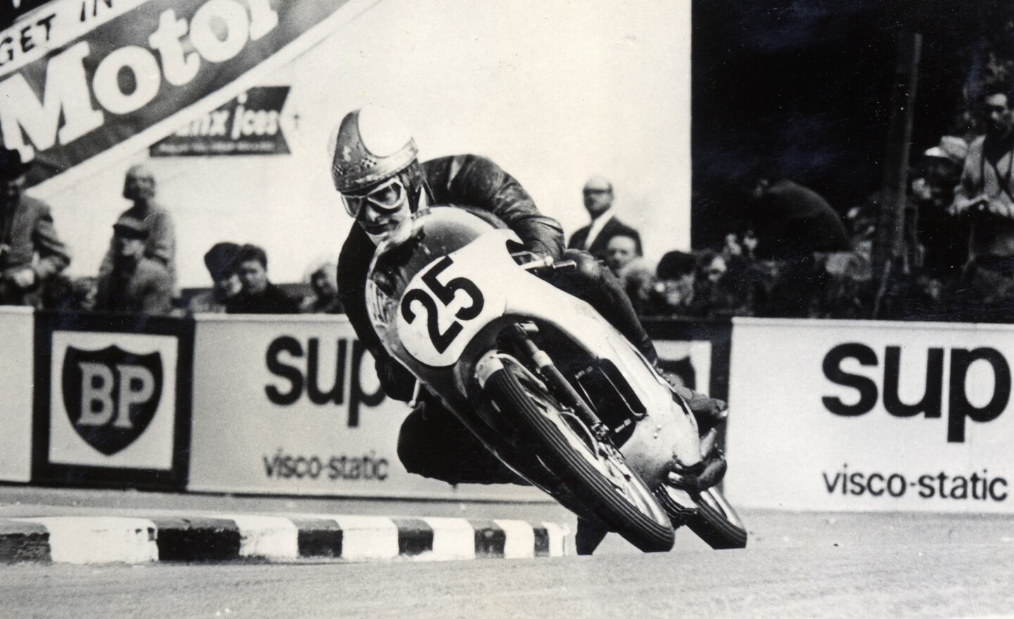 Mike Hailwood at the Isle of Man in 1966 on the five cylinder RC149
