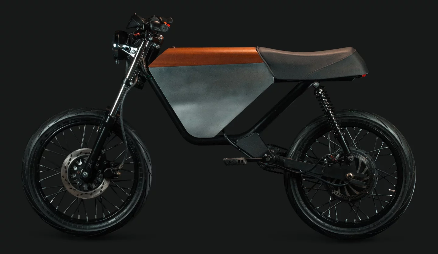 The Onyx RCR puts out a whopping 5,400 watts at full throttle, but this is a peak power that can't be sustained without overheating