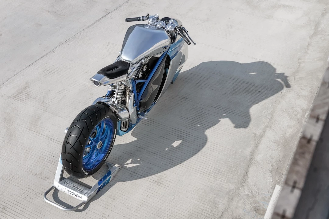 Smoked Garage Project XG-848X: custom frame and tank