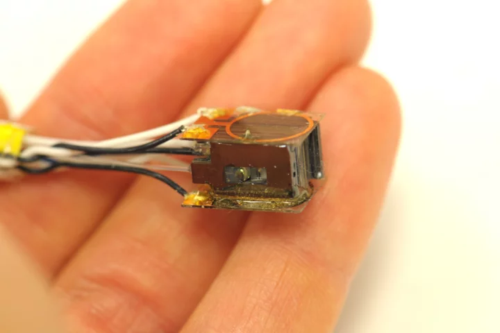 A sugar cube-sized device developed at NIST could bring about a cheaper way to analyze brain waves in humans (Photo: Knappe/NIST)