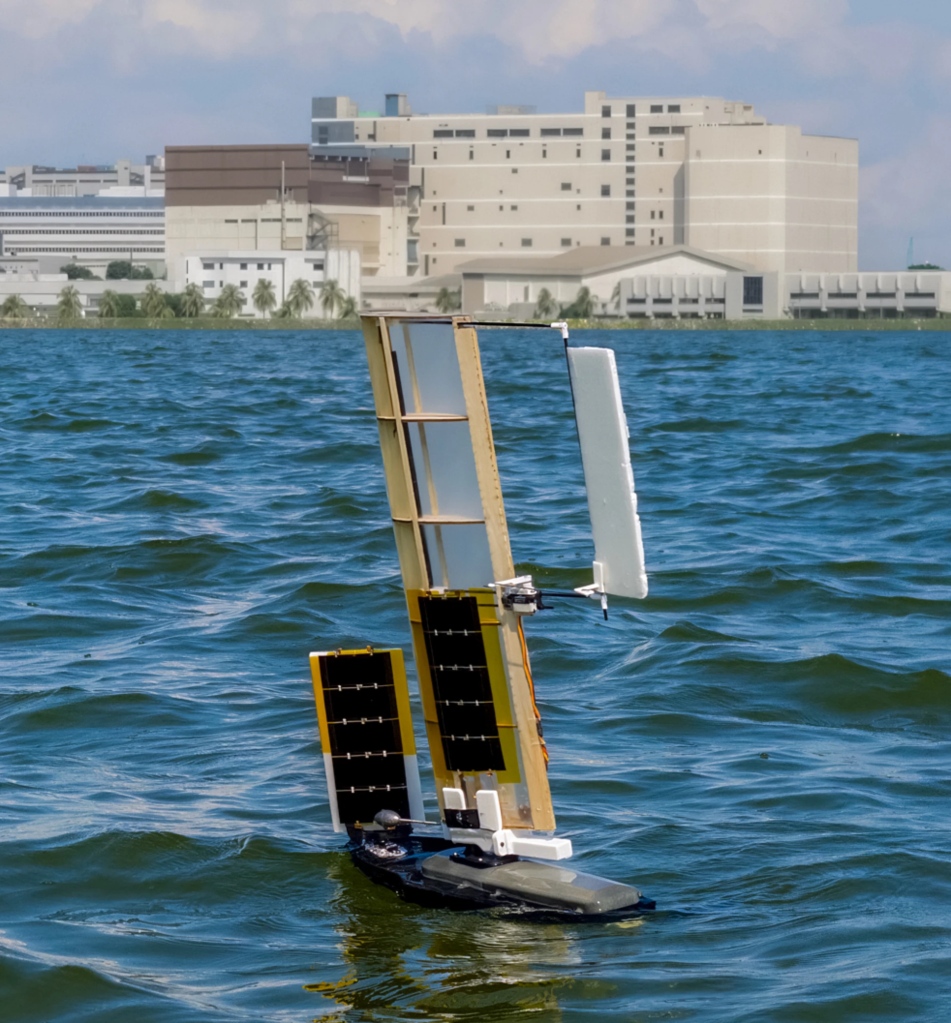 El robot navega en un embalse durante el estudio