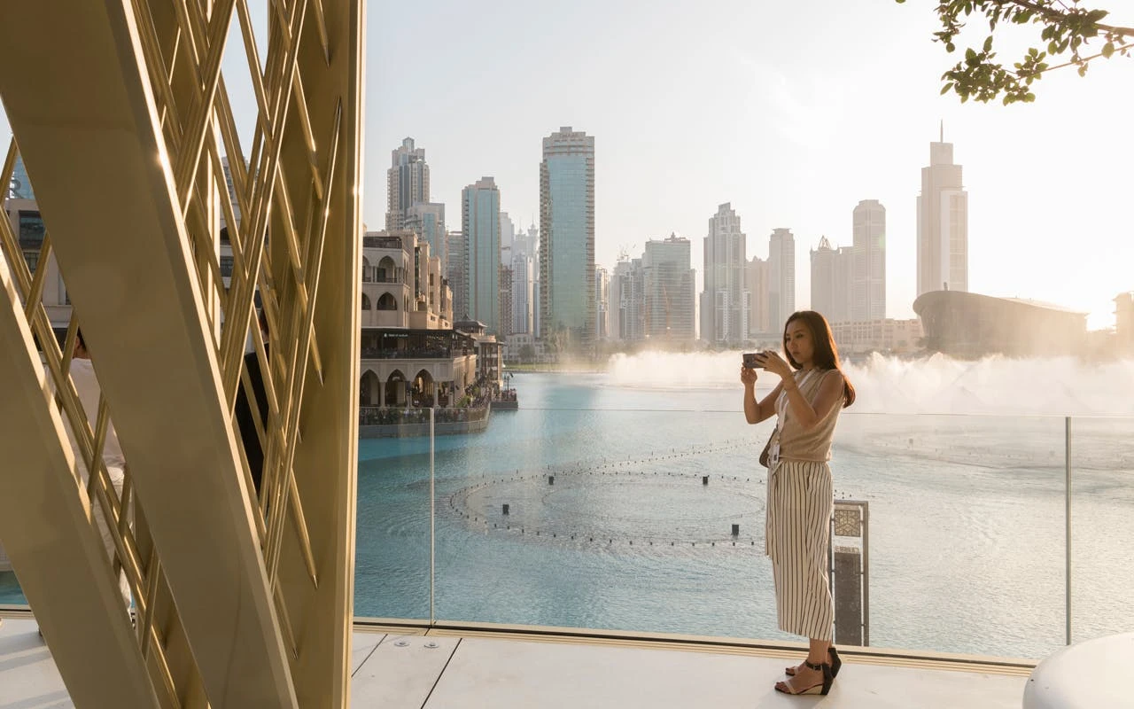 The Apple Dubai Mall store overlooks Dubai fountain