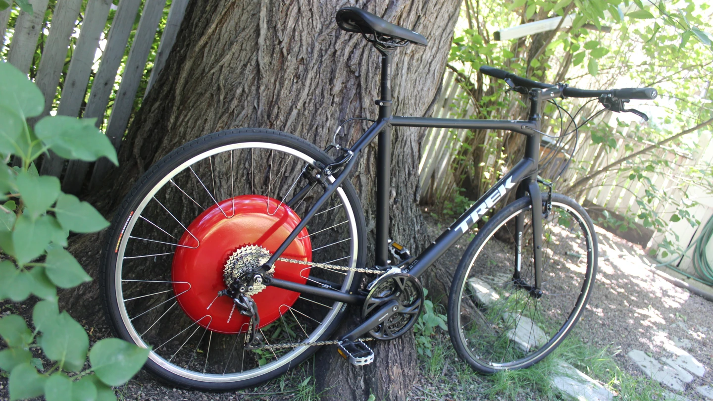 The US version of the Copenhagen Wheel (which is the one that we got) has a 350-watt motor powered by a 48V/279Wh lithium-ion battery, which takes four hours to charge