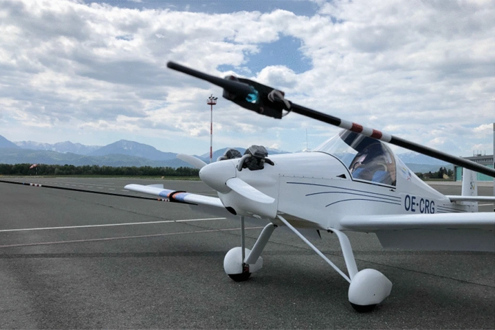 Five-hole pressure sensors mounted in front of each wing