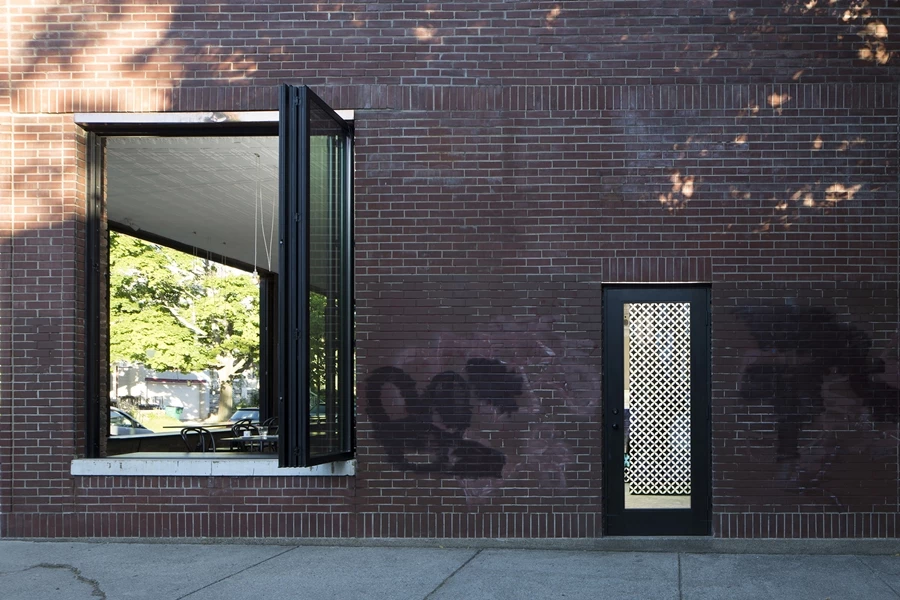 In the summer, large windows are used for ventilation (Photo: Florian Holzherr)
