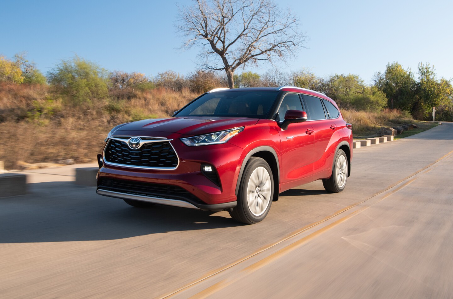 Review 2020 Toyota Highlander Hybrid Ups The Ante By Lowering Output