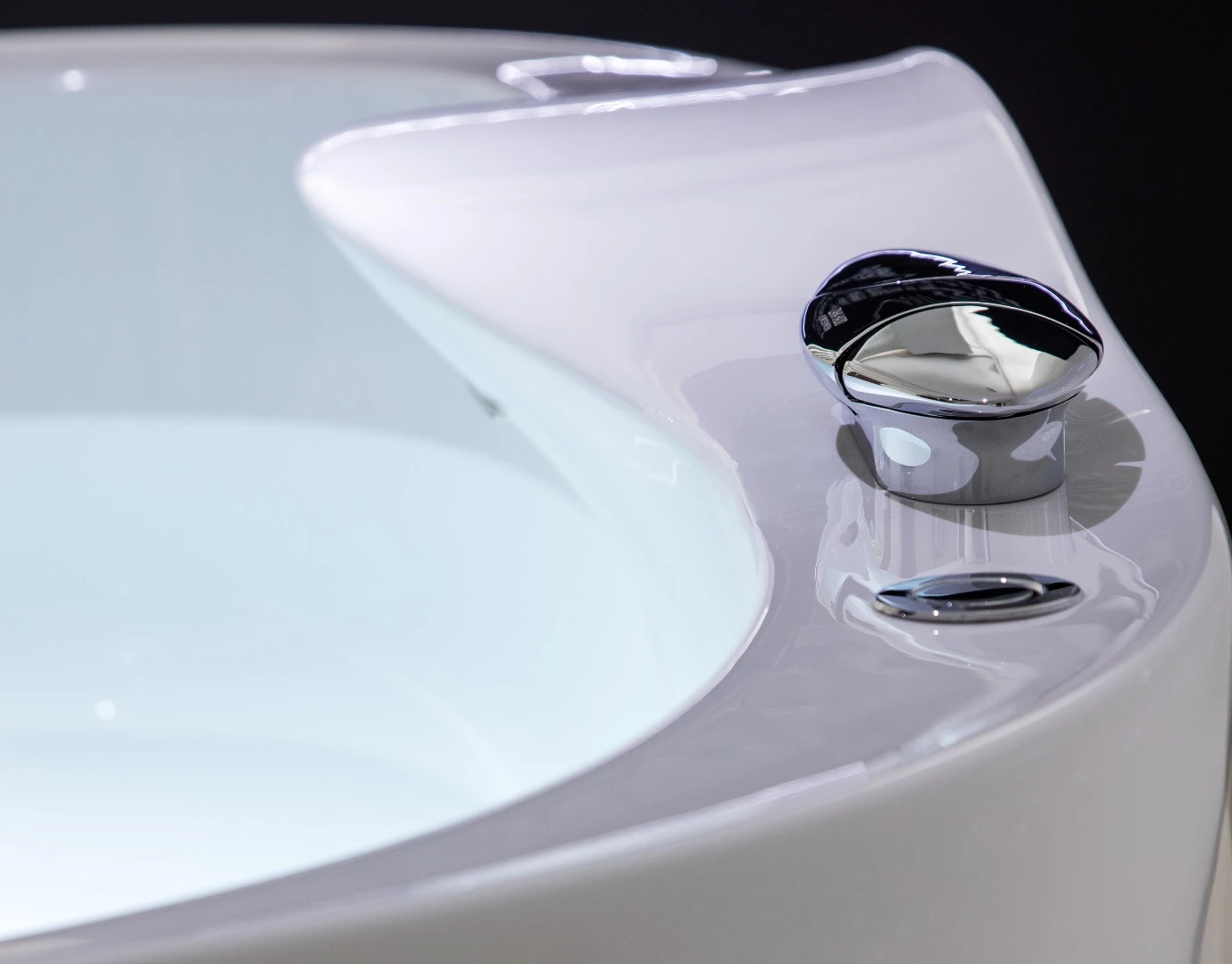Close-up shot of the sculpted bath