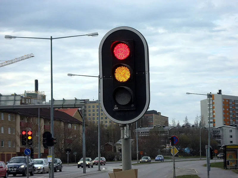 Researchers claim self-regulating traffic lights would decrease waiting time at red lights