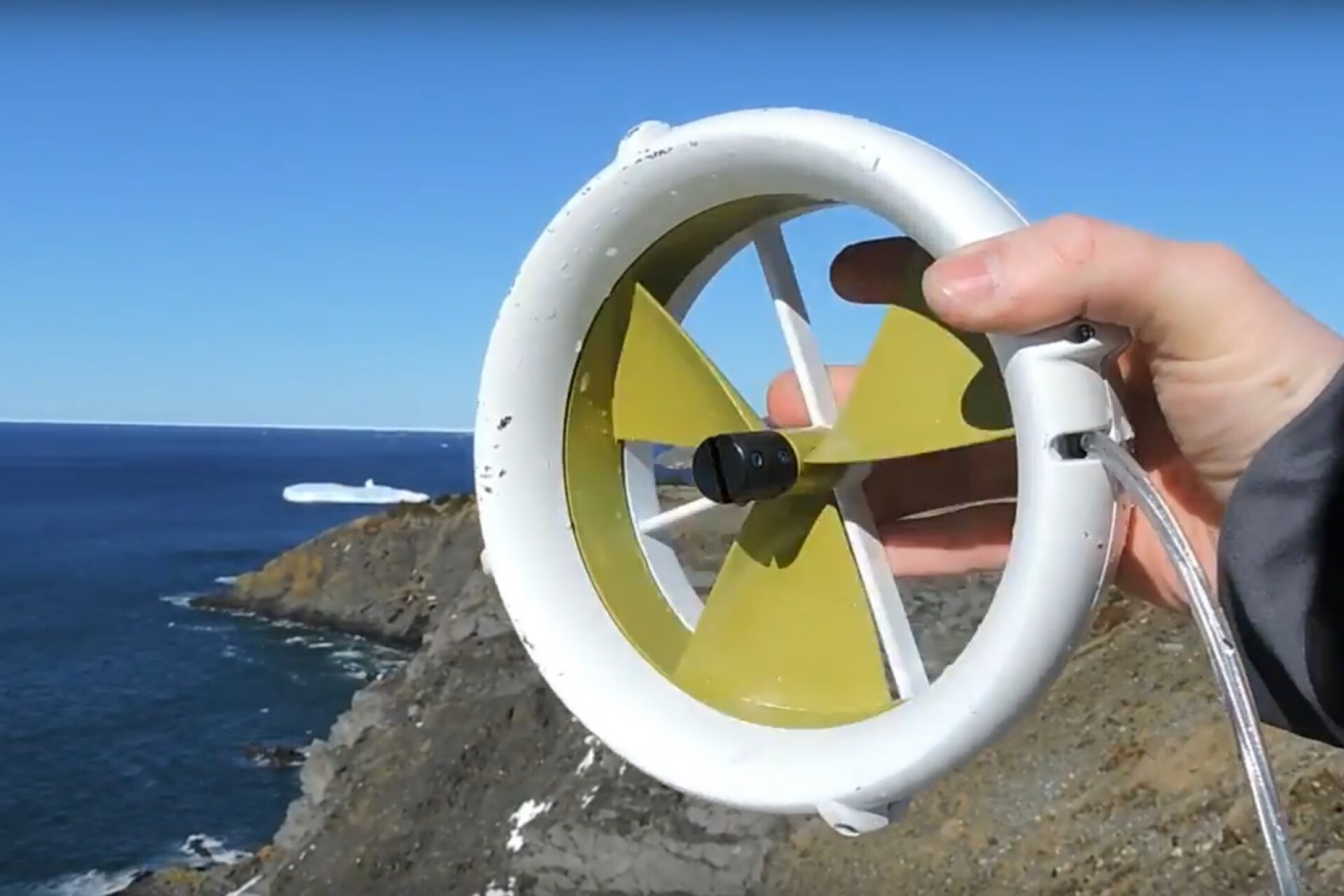 Wet 'n' windy portable turbine spins up battery power offgrid