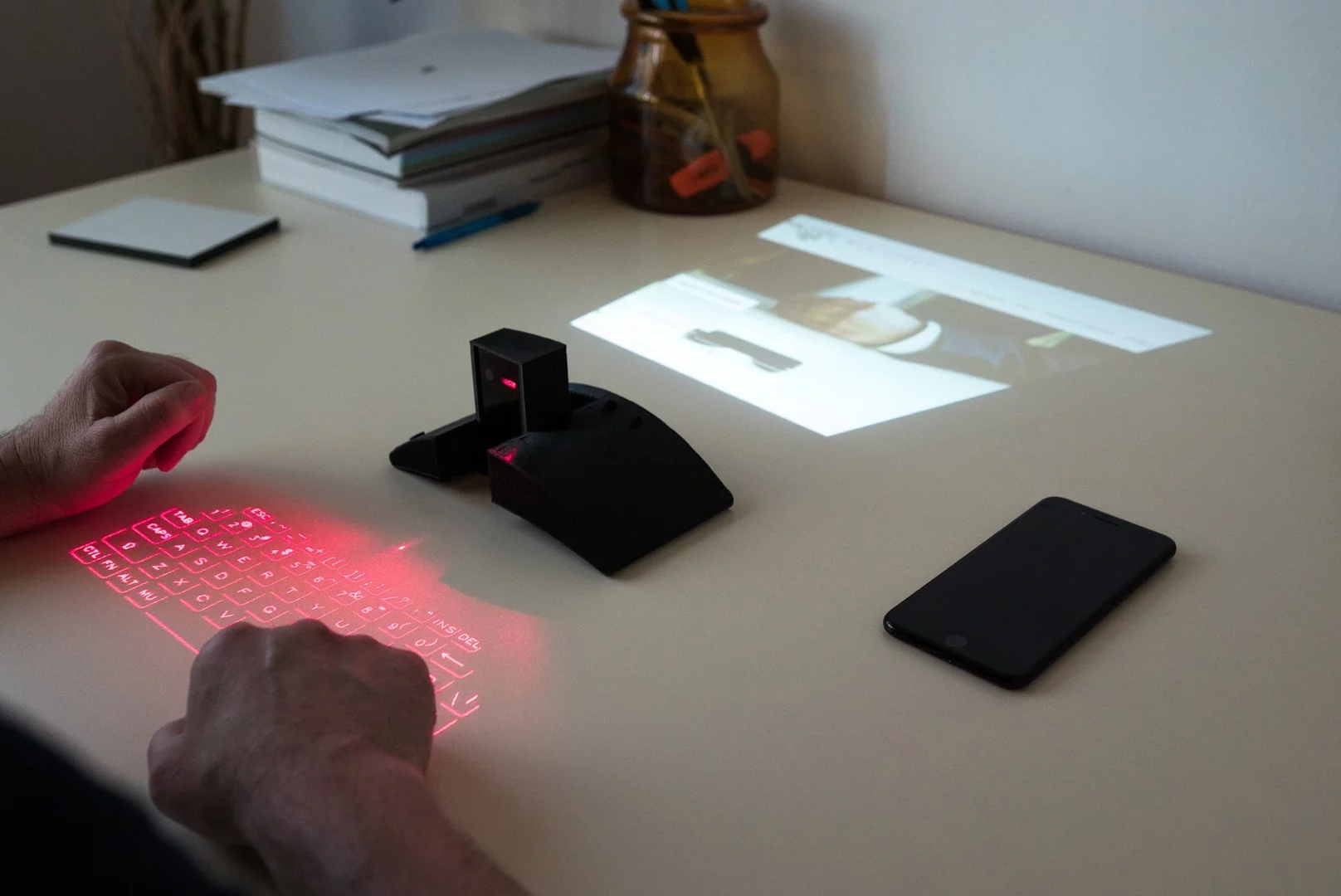 The Masterkey 4.0 wirelessly connects to a smartphone running a companion app over Bluetooth 4.0