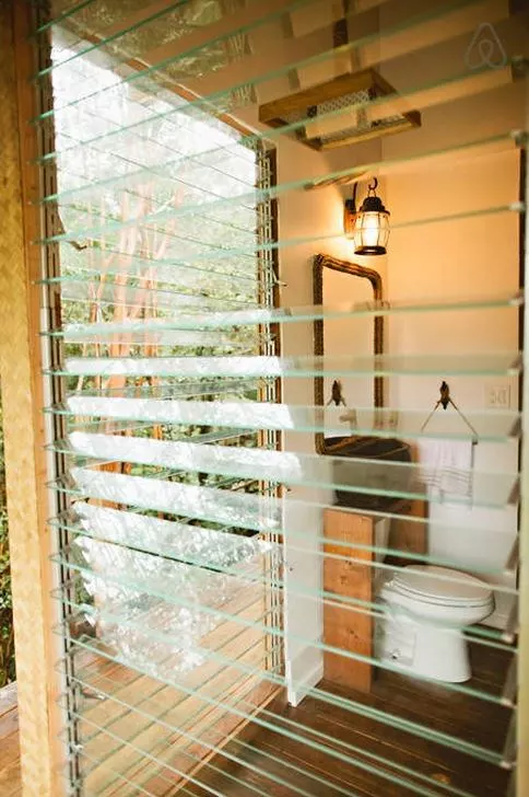 Large sets of louvered windows in the bathroom turn it into a semi-outdoor space (Photo: Kristie Wolfe)