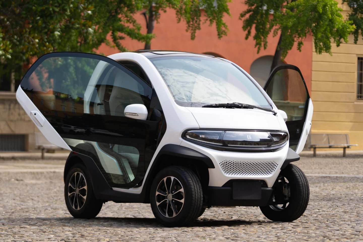 The Eli Zero Plus variant comes with a soft closing system for those glass doors