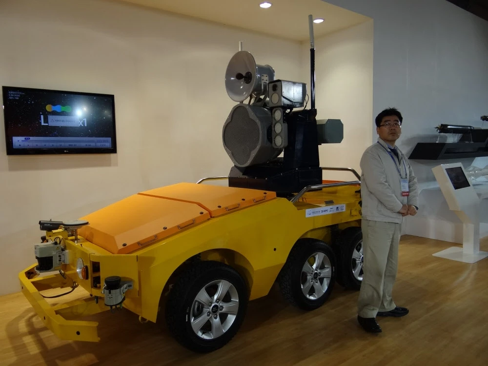A man stands next to the bird strike defense robot (Photo: Chosun)