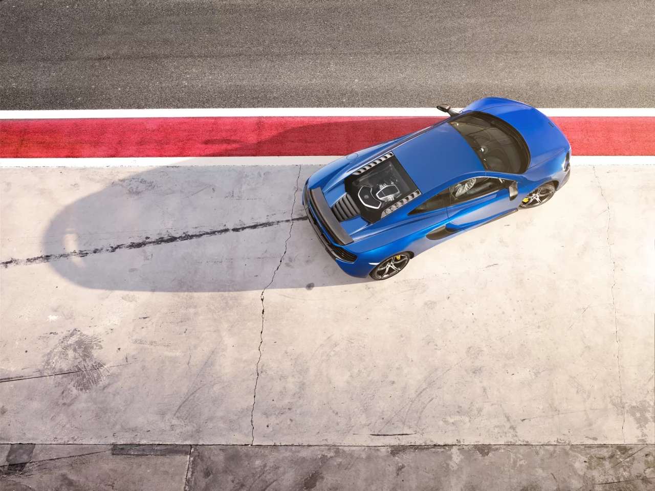 The 650S is capable of decelerating from 100 km/h (62 mph) to 0 in only 100 ft (30.5 m)