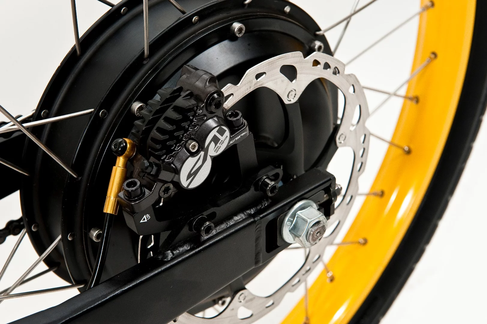 A Shimano four-piston brake caliper is also used in the rear wheel