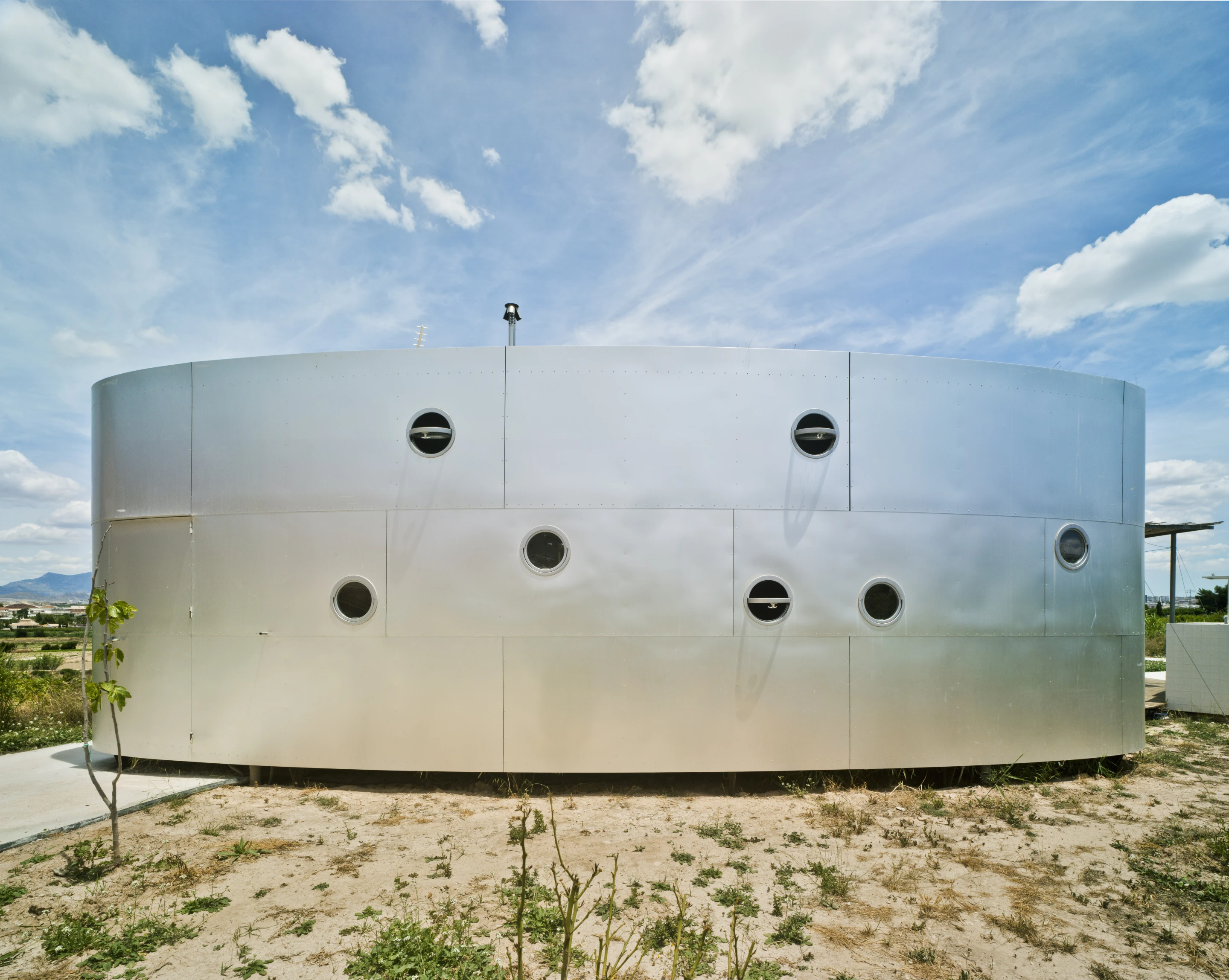 The Máquina 1 house by Adhoc is entirely prefabricated, but the skin and interior surfaces can be customized (Photo: David Frutos, from the forthcoming book "Superlight")