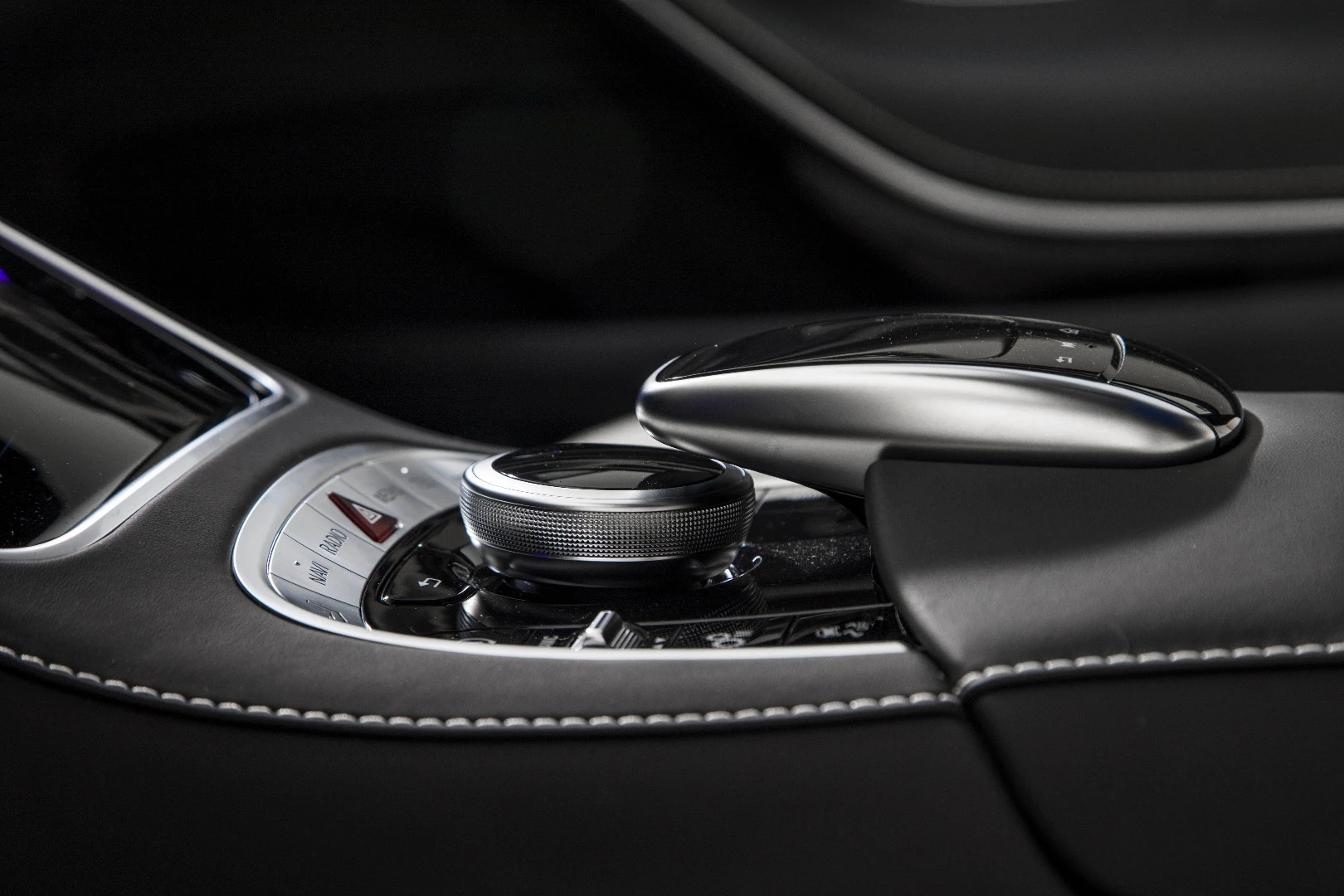The COMAND knob interface for the infotainment has a touch-sensitive top for entering information quickly
