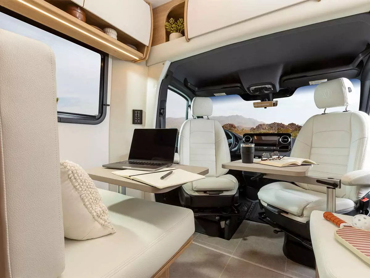 The versatile front lounge features a swivel bench, swivel driver's cab seats and two multi-adjustable Lagun tables