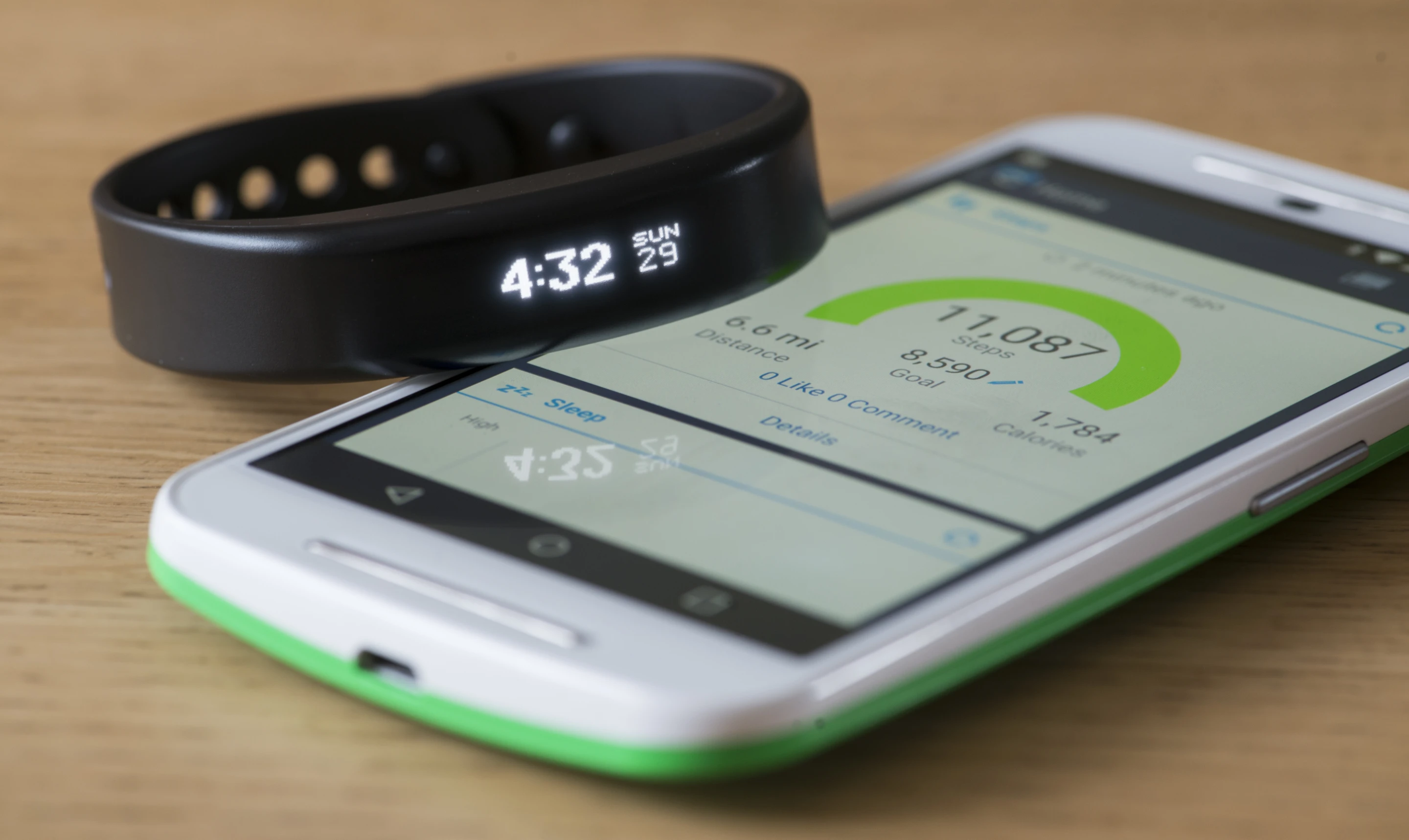 Gizmag reviews the Garmin Vivosmart fitness tracker band (Photo: Simon Crisp/Gizmag.com)