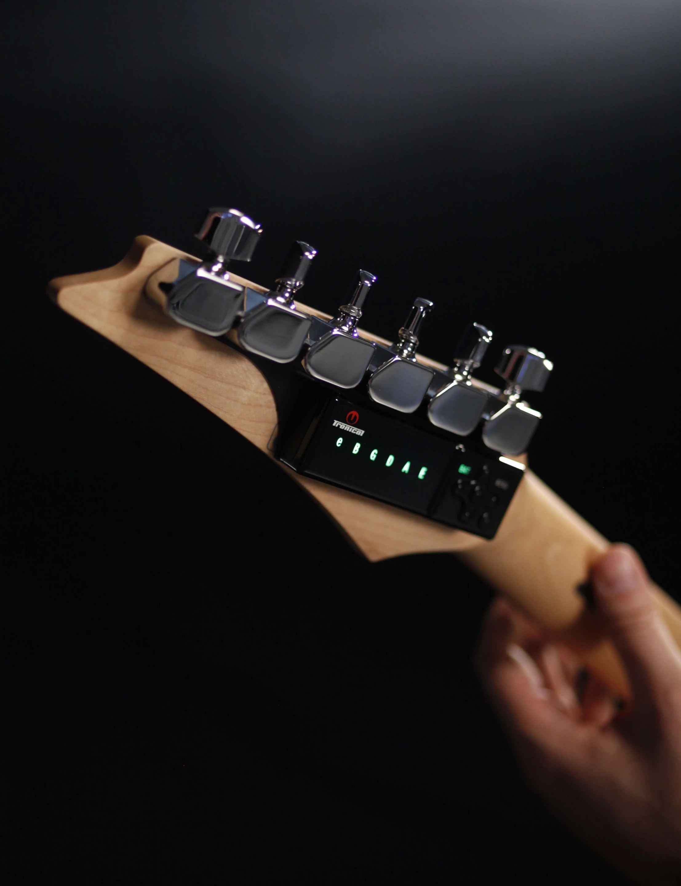 When the heads have tightened or relaxed the tension to bring all six strings to pitch, all of the indicator LEDs will glow green