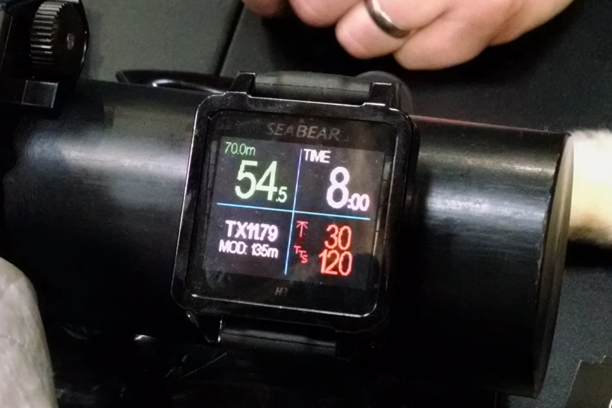 The H3 boasts a 1.7-in color OLED display (Photo: C.C. Weiss/Gizmag)