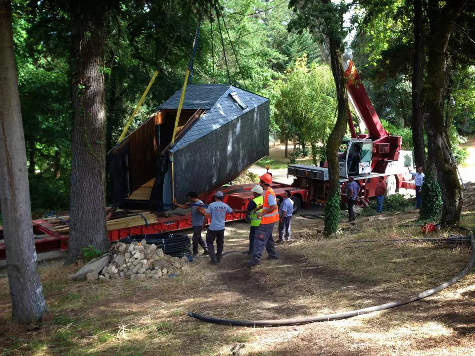 The two Tree Snake Houses were prefabricated off-site before being transported by truck to the forest location
