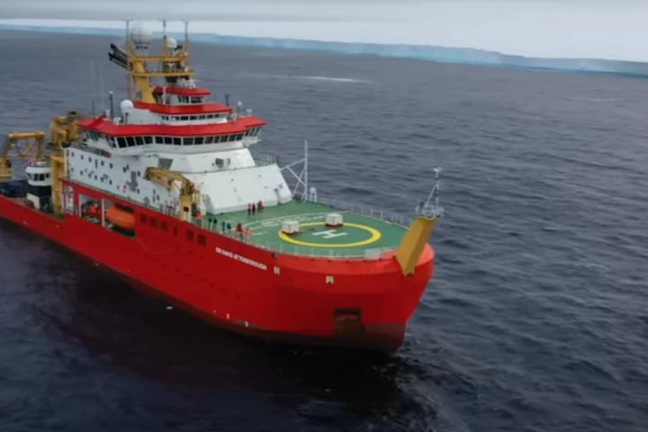 RRS Sir David Attenborough visits iceberg A23a