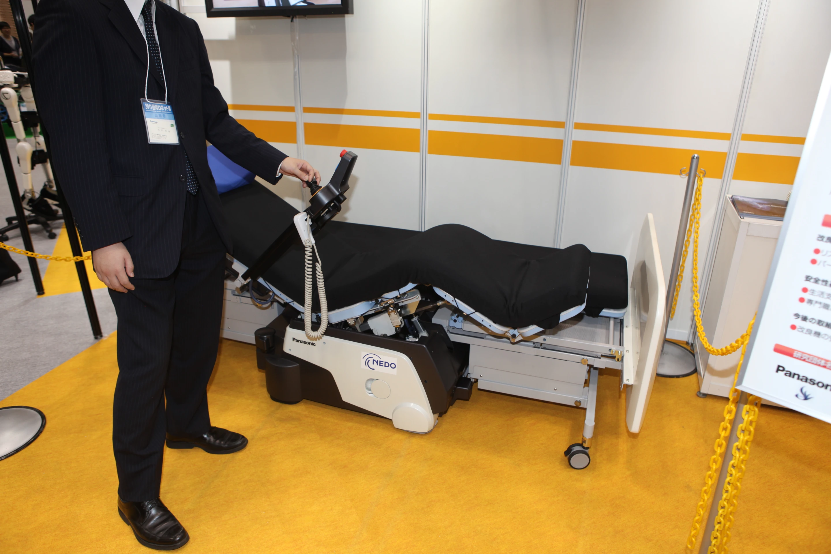 One half of the bed's mattress stays in place while the other becomes the wheelchair (Photo: Gizmag)