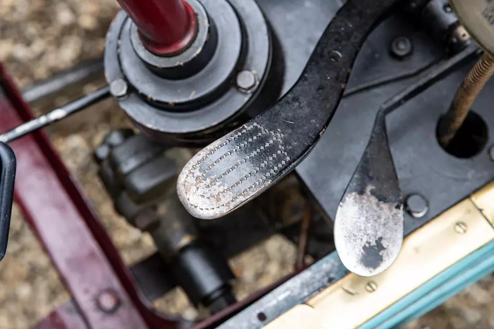 The Panhard 1901 7hp had modern clutch and brake pedals