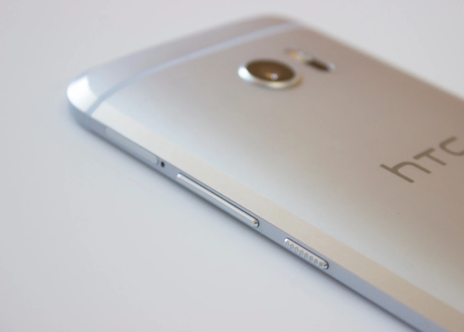 The texture of the power/sleep button reminds us how HTC, at its best, pays attention to the tiniest details in ways that most other smartphone makers don't