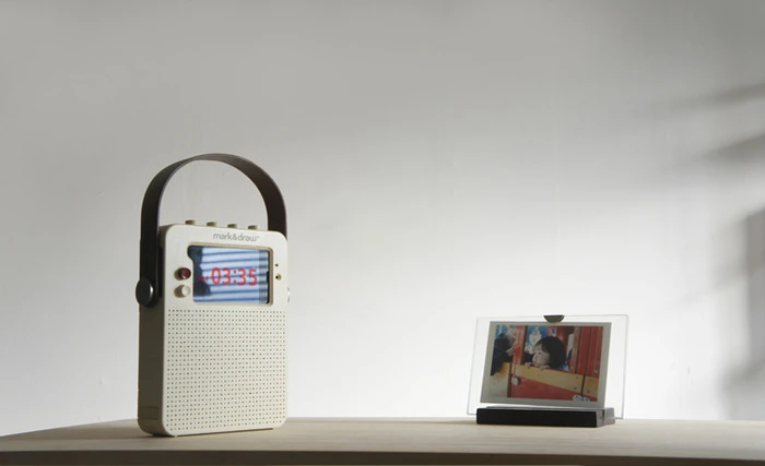 The speaker stands 7.4 in (18.8 cm) tall, 5.5 in (14 cm) wide and 2.4 in (6 cm) thick