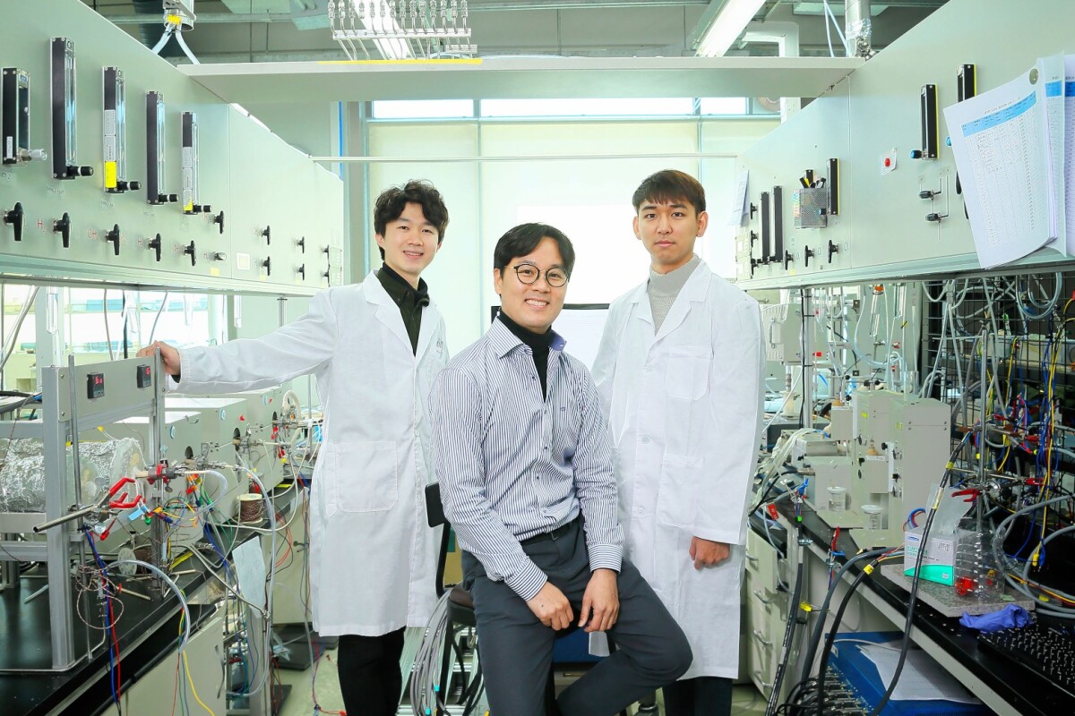 (From left) Junyoung Kim, Professor Guntae Kim, and Ohhun Gwona are part of the team who developed the Hybrid-SOEC, a more efficient new system for producing hydrogen